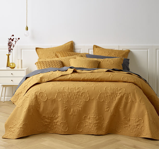 Gold bedspread deals